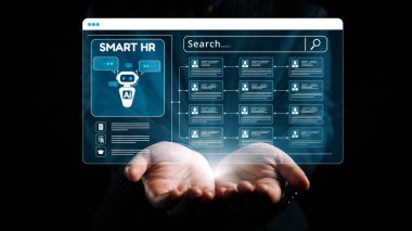 Bir çift el, akıllı HR teknolojisini tasvir eden, yapay zeka yeteneklerini gösteren ve modern tasarımda kullanıcı dostu veri tabanı arama işlevini gösteren parıldayan bir dijital arayüz tutuyor. Dörtgen