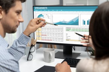 Hesap tablosu bilgi finansal başlangıç kavramı. Çevrimiçi analiz projesi için hesap tablosu belgelerinde veri ve grafikler