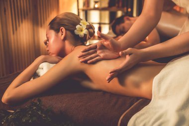 Kafkas çift müşterileri stres önleyici spa masajının keyfini çıkarıyorlar ve lüks otel veya otellerde sıcak mum ışığında güzellik derisi eğlenceleriyle şımartıyorlar. Sessiz.