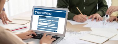 Kolay form doldurma için sağlık sigortası web sitesi canlı kayıt sistemi