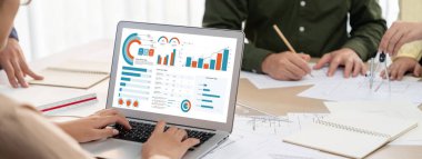 İş veri paneli, pazarlama stratejisi planlaması için iş zekası analizi sunar. Müşteri taleplerini analiz etmek ve iş dünyasının geleceğini önceden görmek için büyük veriler sunulur.