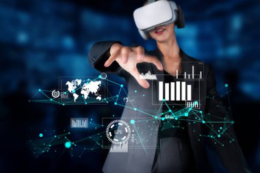 Bir iş kadını, anahtar performans göstergeleriyle dolu etkileşimli bir torpido gözüyle sanal gerçeklik teknolojisi, veri analizleri ve finansal planlamaları sergiliyor. XDMCP