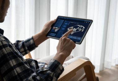 Bilgisayar ekranındaki elektrikli araba tasarım yazılımı, imalat için dijital hesaplama uygulaması ile simülasyon planlarını rahat bir şekilde gösteriyor