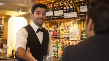 Lüks barlarda içki hazırlayan akıllı barmenlere odaklanırken aynı zamanda canlı ışıklandırma atmosfer şişesi ve bar arka planındaki VIP müşterilerle canlı sohbetler. Vinosity.