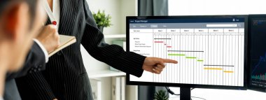 Ekip projesinin zaman çizelgesini gösteren bilgisayar ekranında canlı iş projesi yönetimi için proje planlama yazılımı