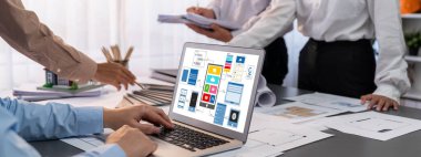 İç mimar tasarımcı grubu, daha kesin tasarım için planlar ve dizüstü bilgisayar ekran mimari yazılımı üzerinde birlikte tartışıyorlar. Modern ev tasarımı ve yenileme. İçgörü