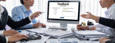 İş zekası ve veri analizi kavramı. Analizci ekibi laptop ekranında finansal veri analizi üzerinde çalışıyor. Etkili iş stratejik planlama için pazarlama göstergesi olarak. İçgörü