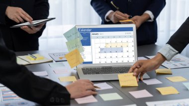 Analizci ekibi yaratıcı ve analitik beyin fırtınası fikri için bilgisayar ekranında BI veri paneli olan yapışkan bir not kullanıyor. Pazarlama stratejisi için finansal veri görselleştirme teknolojisini analiz et. Dahi.