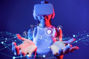 İş adamı siber güvenliğin özünü keşfeder. Siber koruma yöntemlerini, siber tehditleri derinlemesine araştır ve siber güvenlik duruşunu destekle. Siber Güvenlik Çağı FaaS 'ında yol almak için gerekli.