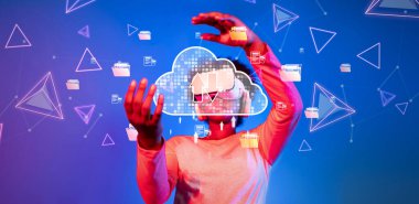 Bu resim, canlı bir dijital ortamda çevrimiçi depolama ve ağ bağlantılarını vurgulayan bir bulut hesaplama kavramını kullanan bir kullanıcıyı gösteriyor. XDMCP