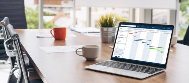 Ekip projesinin zaman çizelgesini gösteren bilgisayar ekranında, modern iş projesi yönetimi için proje planlama yazılımı