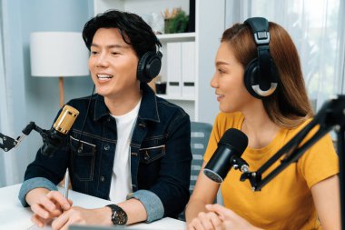 Gülümseyen radyo etkili sunucular, kulaklık takarak sosyal medya kanalından canlı yayın yapıyorlar ve sabah saatlerinde stüdyo kaydında dinleyicilere konu ve dizüstü bilgisayar üzerinden konuşuyorlar. İnfobahn.