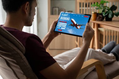 Online uçuş rezervasyon sitesi mod rezervasyon sistemi sağlar. Seyahat teknolojisi kavramı .