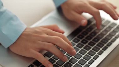 Mimar veya güvenlik mühendisi, modern ofiste doğruluk için mimari belge ve ölçüm aracı kullanan dizüstü bilgisayarın ayrıntılı planlarını yazar. - Yakın çekim. Tanımlama.