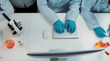 Bilimsel uzmanlığa, laboratuvar ekipmanlarına ve yenilikçi tıbbi biyoteknoloji yazılımına sahip laboratuvar sağlık araştırma ekibi yeni ilaçlar araştırıyor, tedavi geliştiriyor. Ağır çekim. Katı.