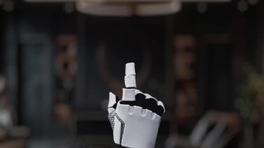 Robotik bir el, modern bir öğrenme alanında eğitimi ve yeniliği simgeleyen dijital simgelerle çevriliyken yüzen bir mezuniyet şapkasına işaret ederek teknolojik ilerlemeyi vurguluyor. Auvana