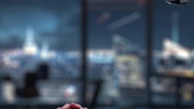 Robotik kol, modern ofis ortamında anahtar iş ve teknoloji kavramlarını temsil eden görsel sembollere işaret ederek, yenilik ve strateji fırsatlarını ön plana çıkarıyor. Auvana