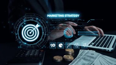 Bir işadamı, finansal verileri analiz ederken dijital bir grafikle etkileşime girer, bir şirket ortamında büyüme ve etkili zenginlik yönetimi için çağdaş stratejileri vurgular. Dörtgen