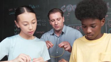 Kafkas öğretmeni elektrikli aletten bahsederken öğrenci de elektronik ekipmanlarla robot modelini tamir ediyor. Çeşitli akademik çocuklar ana kurul yapısını öğreniyor. Öğretim