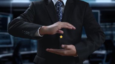 Bir işadamı, dijital beş yıldızlı bir notla modern bir ofiste konuşma baloncukları sergiliyor, bu da online itibarı ve müşteri geri dönüşünü simgeliyor. Dörtgen