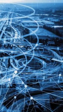 Yeni şehir yolunda gelecek araba trafiği için akıllı ulaşım teknolojisi kavramı. Sanal akıllı sistem, şehir sokaklarındaki araç verilerini birbirine bağlamak için dijital bilgi analizi yapıyor .