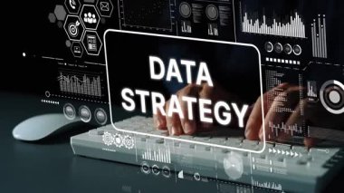 Modern Çalışma Alanındaki Klavyede Veri Stratejisi Grafikleri ve Dijital Elementleri Yazan Klavye. Asemptotik akıllı veri analitiği.