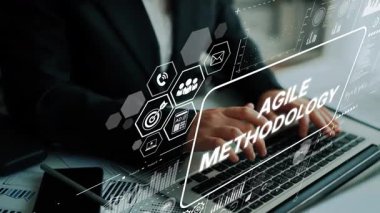 Profesyonel İşadamı Çevik Metodoloji ve Veri Analizi Konseptleriyle Laptop Kullanıyor. Asemptotik akıllı veri analitiği.