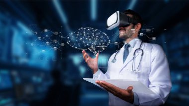 Bir sağlık uzmanı gelişmiş sanal gerçeklik teknolojisini inceleyerek beyin aktivitelerini ve sinirsel bağlantıları görselleştiriyor ve modern tıbbi ortamlarda anlayışı geliştiriyor. PHMT