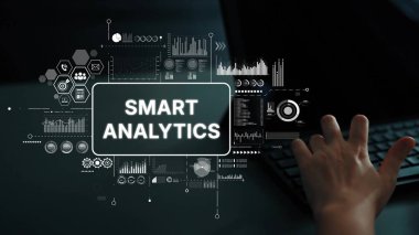 Klavyede Elle Karanlık Arkaplanda Grafikler, Grafikler ve Veri Görselleştirmeleri ile Akıllı Analitik Kavram. Asemptotik akıllı veri analitiği.