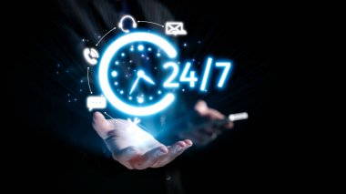 Çağdaş bağlantı ve desteği temsil eden çeşitli iletişim simgeleriyle çevrili 24 saatlik kullanılabilirliği sembolize eden parlak bir saati temsil eden ellerin yaratıcı bir görüntüsü. Dörtgen