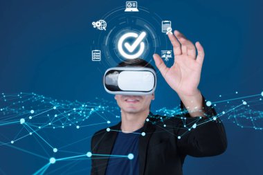 İş adamı, QC ve QA standartlarının karşılandığından emin olmak için katı kalite güvencesi protokolleri uyguluyor. Kalite güvencesi ile sertifikalı ürün mükemmelliğine ulaşmak. FaaS