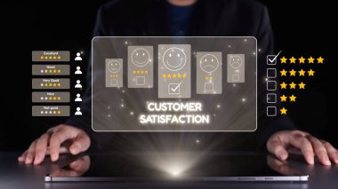 Bir dizüstü bilgisayarda gülen yüzlerin ve yıldız reytinglerinin yer aldığı müşteri memnuniyet ölçümlerinin görsel temsili, iş dünyasındaki bağlılık ve geri bildirim dinamiğini gösteriyor. Dörtgen