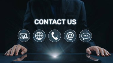 E- posta, web, telefon ve mesaj simgelerini gösteren UI konsepti. İletişim ve destek simgeleri iş iletişimini düzene sokmaya ve müşteri iletişim deneyimini geliştirmeye yardımcı olur. Elide