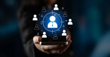 Müşteri hedeflemesi seyirciyi tanımlamaya yardımcı olur. Strateji hedefini geliştirir, müşteri hedeflemesi segmentasyonu destekler, kampanya hedefini arttırır ve müşteri hedeflemesi etkisini artırır. Latch