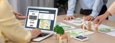 E-ticaret ve canlı çevrimiçi iş için malzeme taşıma ve teslimat izleme sistemi