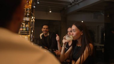 Arkadaşlar, Margarita kokteylinin tadını çıkarmayı beklerken lüks tezgah barında bir çiftle içki içerek heyecanlı bir gece kulübünde mutluluk anı buluşması yaratıyorlar. Vinosity.