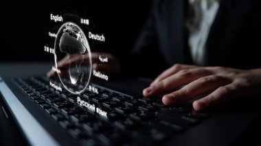 Küresel iletişim, dünya çapında dil değişimi için çok dilli araçlar, kültürler arası mesajlaşma ve dijital platformlar yoluyla gelişir. Latch