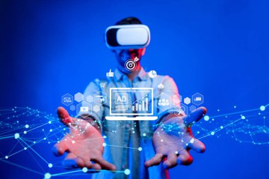 Sanal gerçekliğin ve çevrimiçi pazarlama stratejilerinin kesişimlerini bu ilgi çekici hisse senedi imajında keşfedin, yenilikçi dijital reklam teknikleri ve katılım taktikleri sergiliyorsunuz. XDMCP