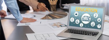 İç mimar tasarımcı grubu, daha kesin tasarım için planlar ve dizüstü bilgisayar ekran mimari yazılımı üzerinde birlikte tartışıyorlar. Modern ev tasarımı ve yenileme. İçgörü