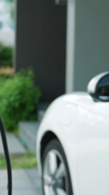 Ev şarj istasyonu EV otomobiller için çevre dostu sürdürülebilir bir güç kaynağı sağlıyor. Elektrikli araçlar için gelecekteki yeşil enerji depolama konsepti.