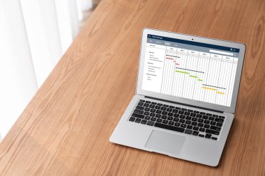 Ekip projesinin zaman çizelgesini gösteren bilgisayar ekranında, modern iş projesi yönetimi için proje planlama yazılımı