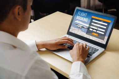 Online uçuş rezervasyon sitesi mod rezervasyon sistemi sağlar. Seyahat teknolojisi kavramı .