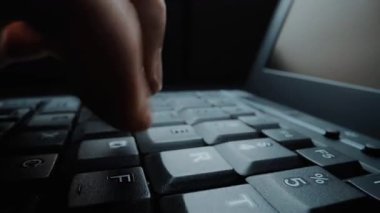 Bilgisayar klavyesinde parmaklarıyla daktilo eden hızlandırılmış yakın çekim adam. Makro yumuşak odaklı bebek çekimi. Bilgisayar programlama, mesajlaşma çevrimiçi mesajlaşma ve çevrimiçi pazarlama işi hiperhız kavramı. Topla