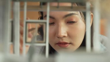 İnşaatı incelerken, profesyonel mimar mühendisinin yüzü ev modelini inceliyor. Proje yöneticisi ev modelini kontrol ediyor. İş tasarımı konsepti. Yüzüne odaklan. Yönlendirici.