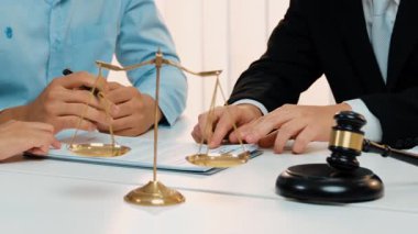 Avukat, hukuk bürosunda pazarlık yoluyla iş anlaşmazlığını çözmek için iki taraf arasında uzlaşma teklif ediyor. Yasal arabuluculuk ve çatışma çözme servisi. Ağır çekim. Katı.