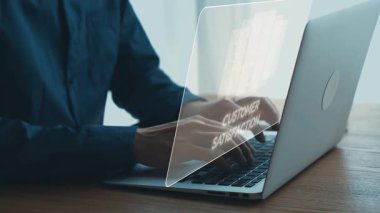 Müşteri memnuniyeti geri bildirim kavramı dijital arayüzle, eller dizüstü bilgisayarda, derecelendirme yıldızlarında, kullanıcı değerlendirmelerinde, modern çalışma alanında teknoloji ile. Dörtgen.