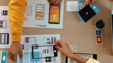 Mobil uygulama ya da web sitesi için kullanıcı arayüzü prototipi planlayan şirket çalışanlarının en iyi görünüm videosu. UX UI tasarımcı beyin fırtınası kullanıcı dostu arayüz planı. Sinerjik