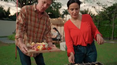 Aile hep birlikte bahçede kamp kurar, yaşlı bir çift barbekü yapar, yemek yer. Son sınıflar kamp faaliyetlerini kullanırlar, doğayla iç içe olurlar ve genç nesil çapraz kuşaklarla zaman geçirirler. Uyumsuzluk.