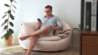 Elinde kahve fincanı olan orta yaşlı bir adam telefon arama verilerini kullanarak kanepeye oturur, çocukları iyi bir baba ya da eğlence olarak yetiştirir. İşadamı teknolojiyi kolaylık için kullanır. Uyumsuzluk.