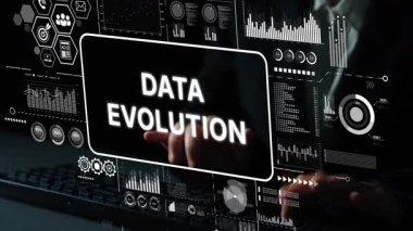 İş ve teknolojideki eğilimleri ve analizleri vurgulayan Data Evolution metni ile gelecekteki dijital arayüzü manipüle eden eller. Asemptotik akıllı veri analitiği.